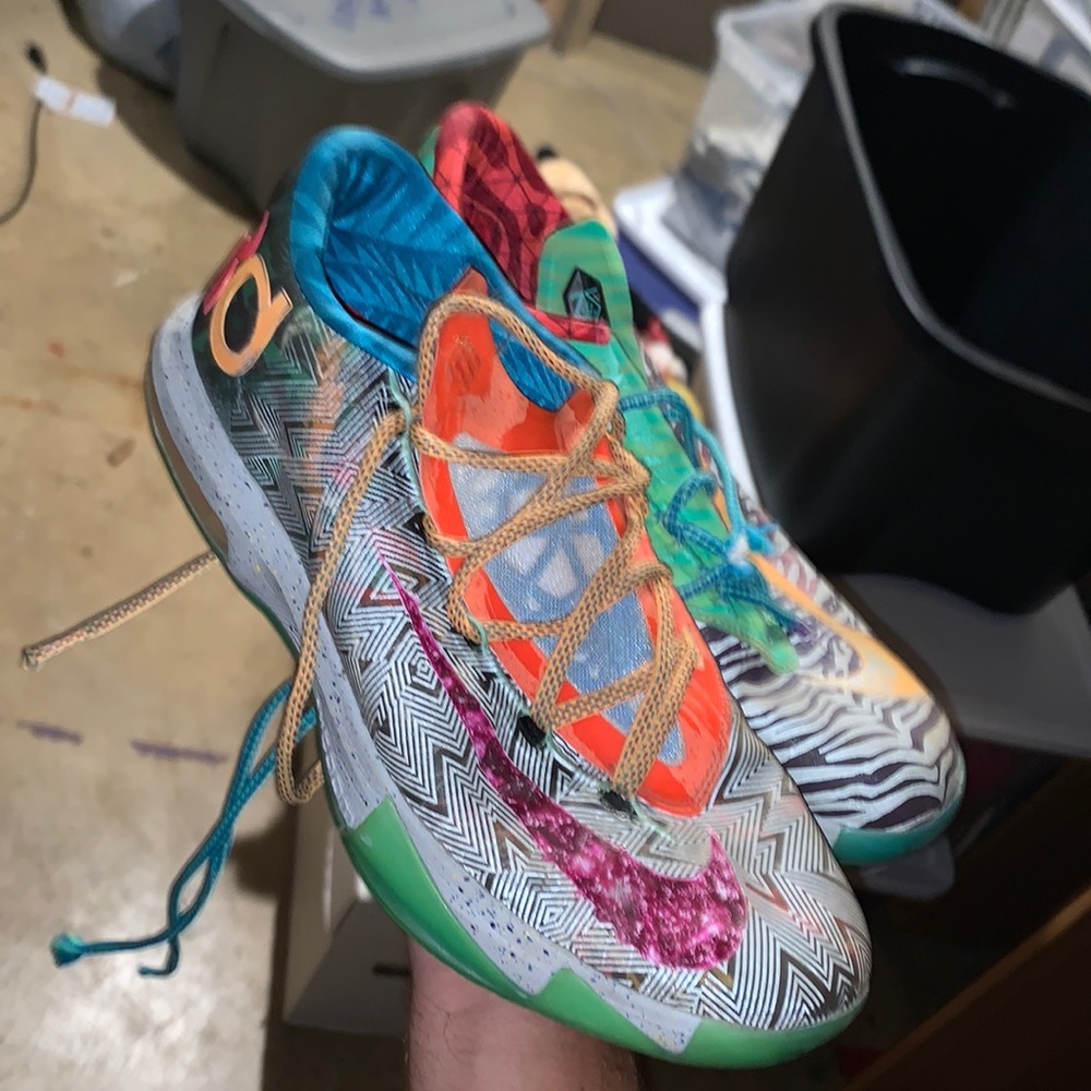 USED KD 6 “WHAT THE” size 11. Damaged left shoe.
